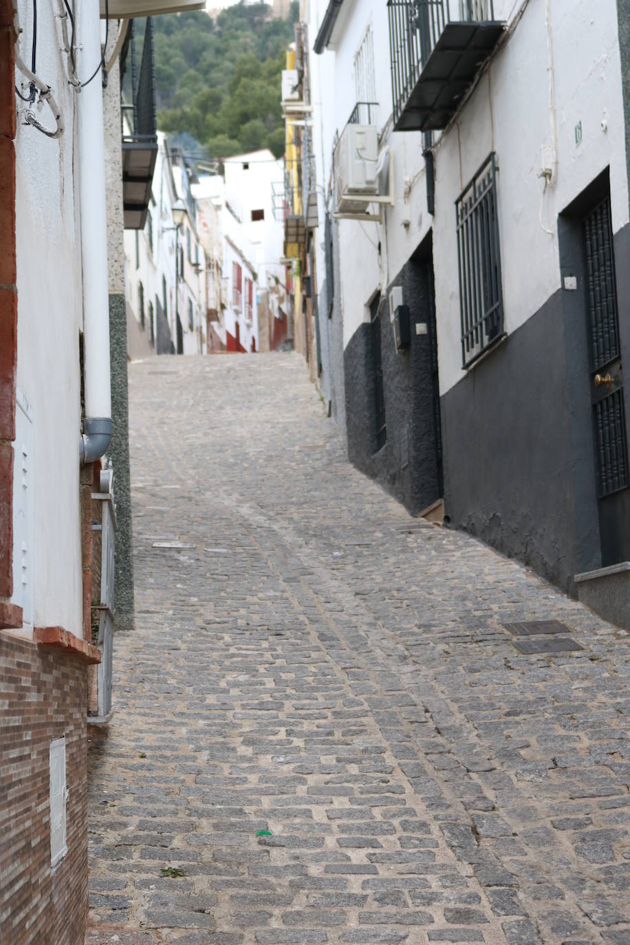 El Barrio de la Magdalena es precioso pero alberga horrores como esta cuesta que debe su nombre a la cerámica rota en su suelo. Acabarla es todo un logro para los gemelos de cualquiera.