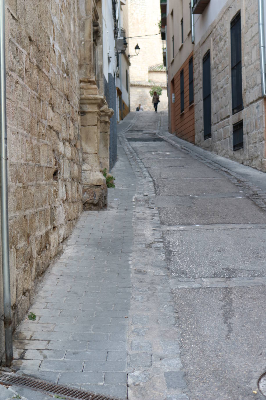 Más vale pararse a beber agua en la plaza con ese mismo nombre porque después de subir la calle Arroyo de San Pedro viene un sinuoso sendero con una inclinación y una longitud cardiacas.