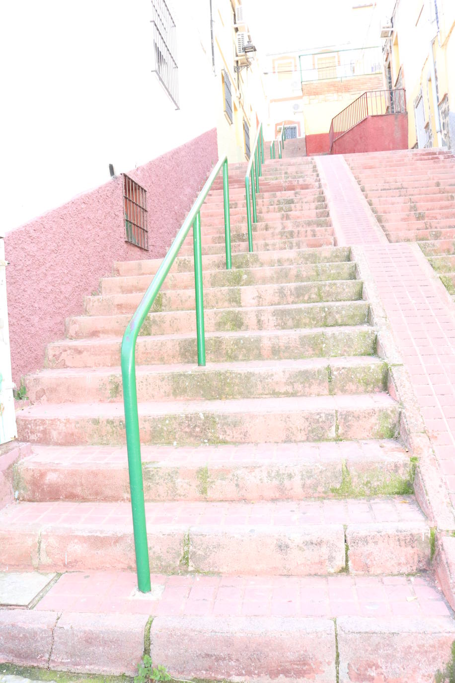 Su color rojizo sirve como advertencia para los que piensen en subirla sin saber que a medio camino les puede faltar el aire. Ni los escalones esconden lo escarpado de esta calle