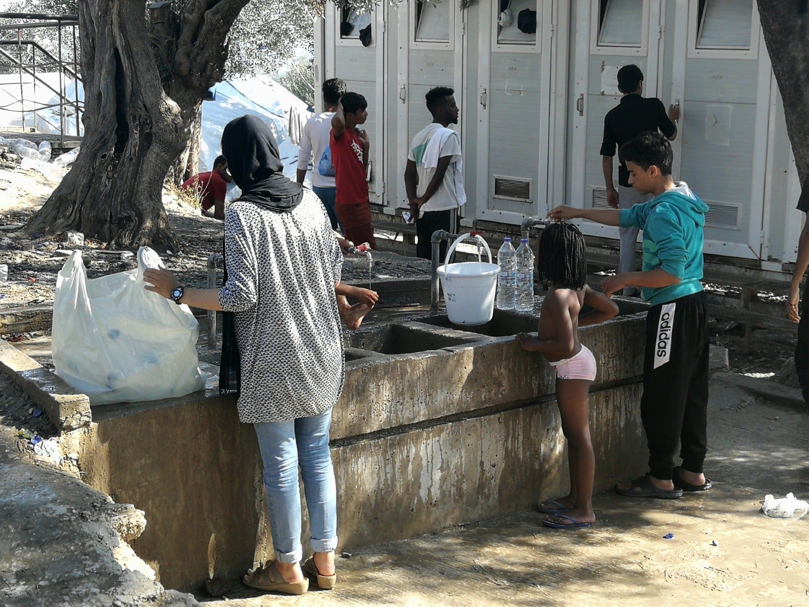 Mercedes, que ha pasado tres meses en Grecia, recoge ahora alimentos y productos de higiene para enviarlos a una oenegé local