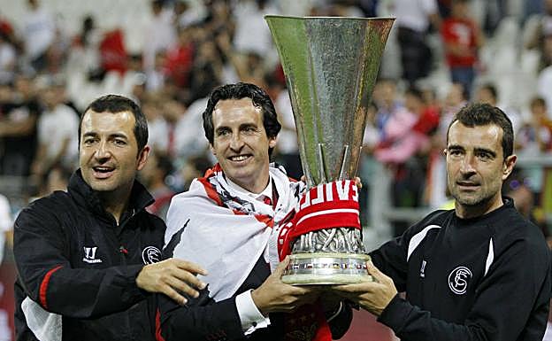 Diego Martínez, a la izquierda, junto a Unai Emery, tras la consecución de la Europa League con el Sevilla, en 2014. 