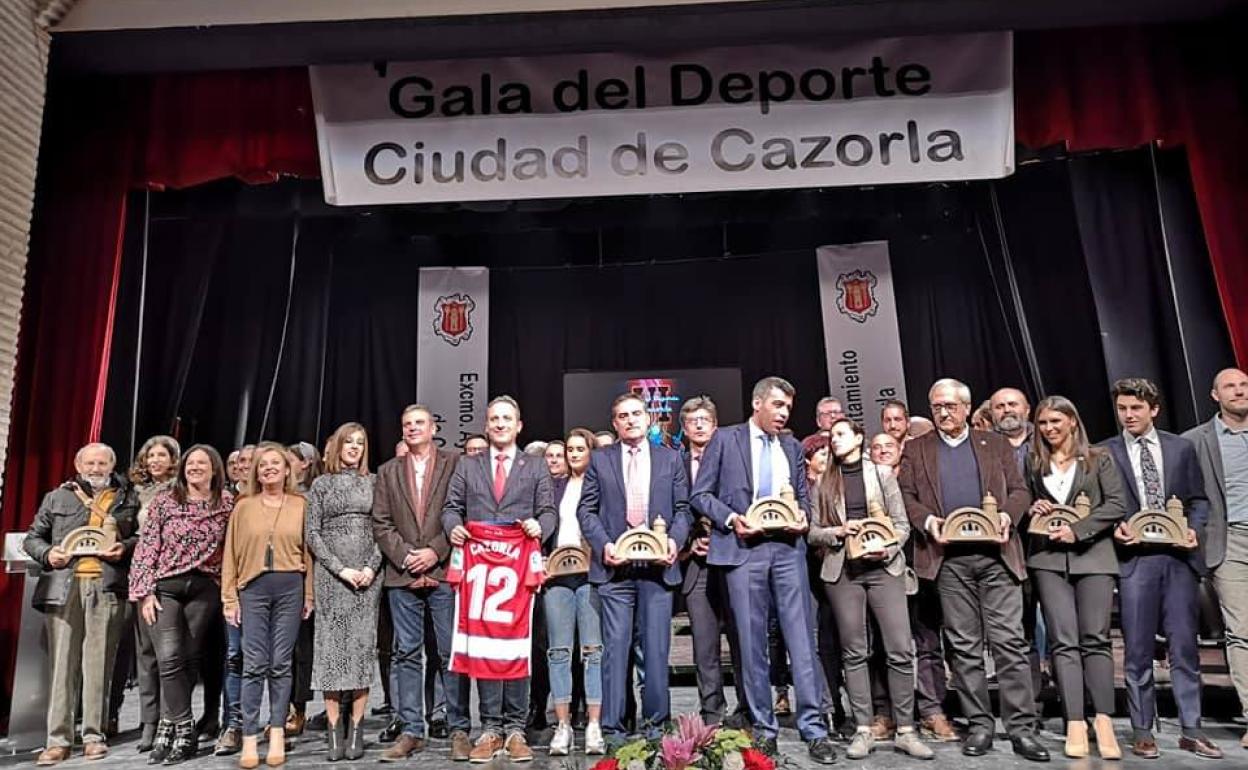 Foto de familia de los galardonados la noche de este lunes en Cazorla. 