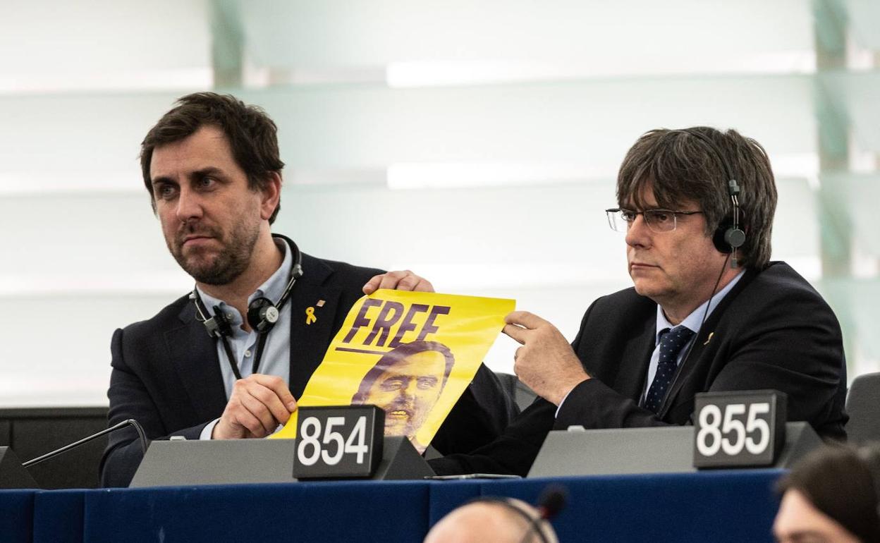 Los ex miembros del gobierno catalán Toni Comin (L) y Carles Puigdemont (R) asisten a su primera sesión plenaria como miembros del Parlamento Europeo en Estrasburgo.