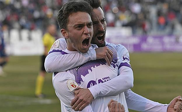 Marcelo y Álvaro Ocaña celebran el tanto del empate ante el Levante. 