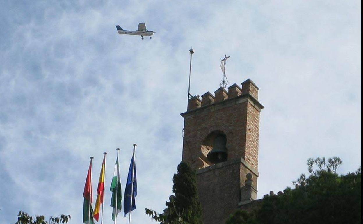 Vuelos turísticos sobrevuelan la Torre de la Vela. 