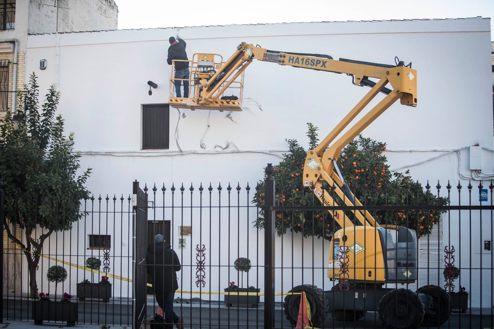 Raúl Ruiz, El Niño de las Pinturas, realiza su grafiti en la casa natal de Lorca