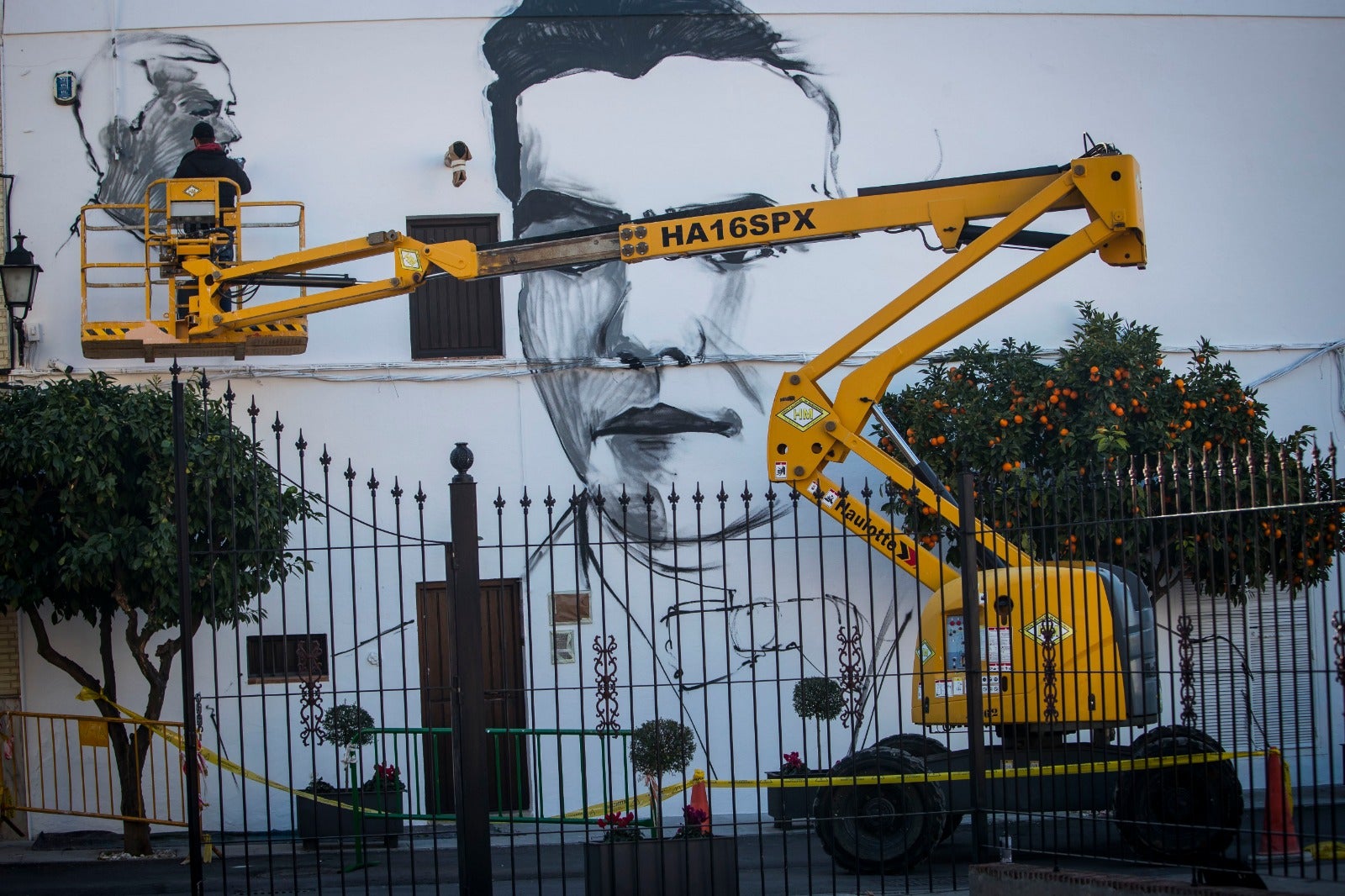 Raúl Ruiz, El Niño de las Pinturas, realiza su grafiti en la casa natal de Lorca