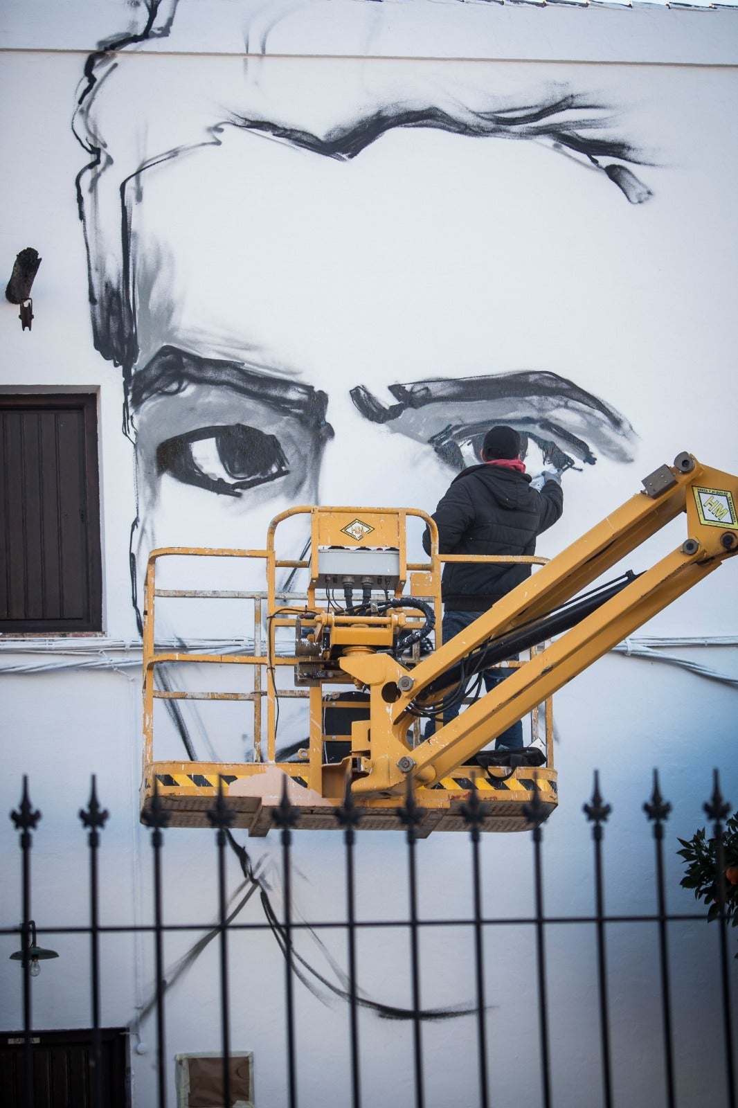 Raúl Ruiz, El Niño de las Pinturas, realiza su grafiti en la casa natal de Lorca