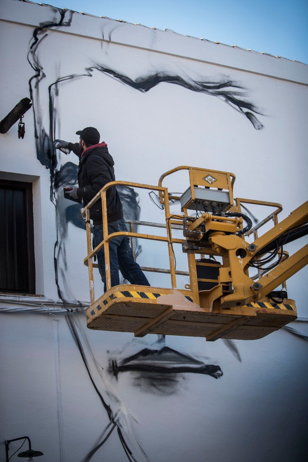 Raúl Ruiz, El Niño de las Pinturas, realiza su grafiti en la casa natal de Lorca