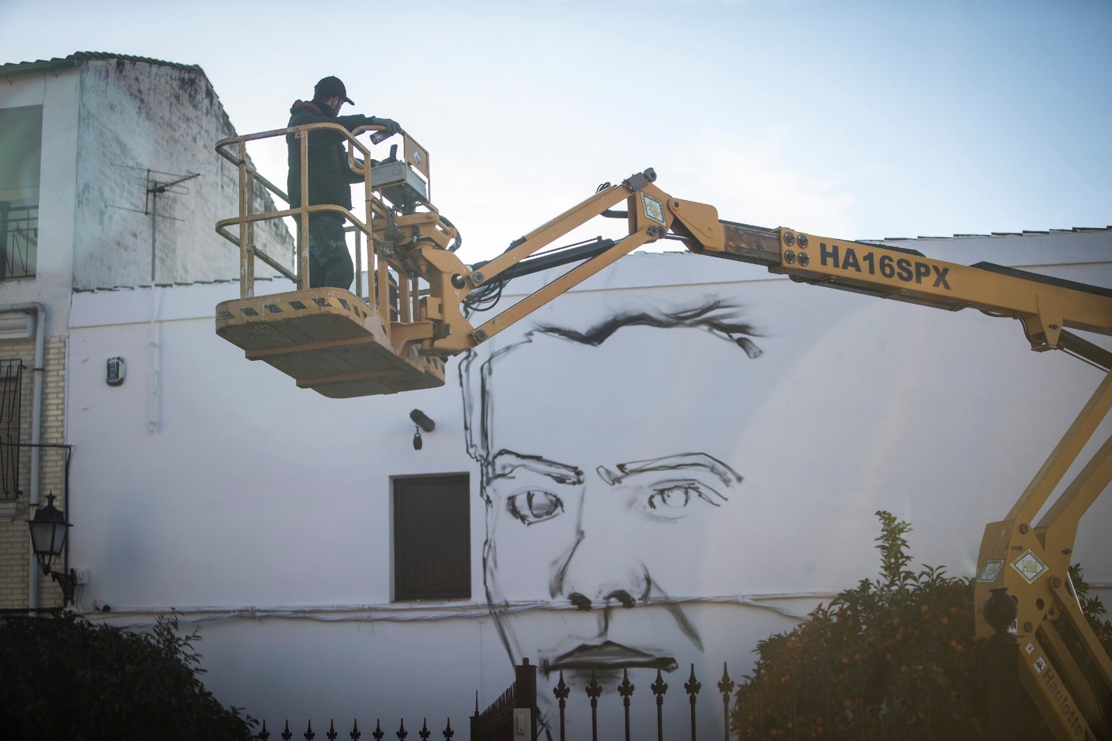 Raúl Ruiz, El Niño de las Pinturas, realiza su grafiti en la casa natal de Lorca