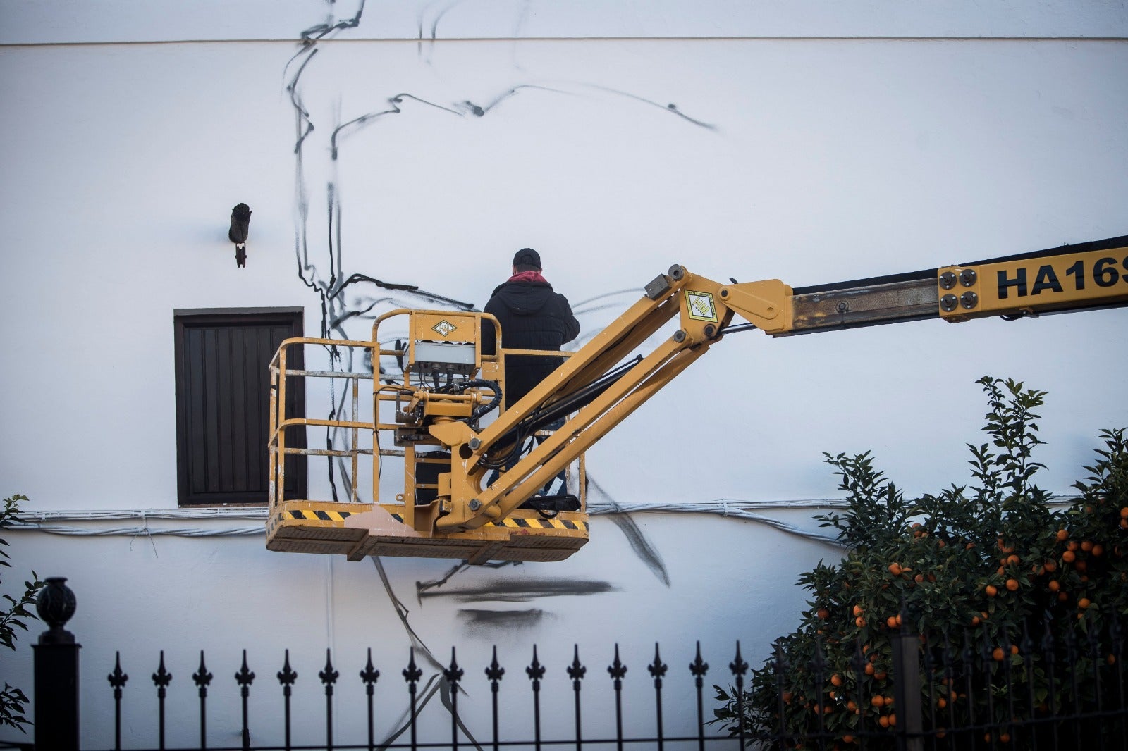 Raúl Ruiz, El Niño de las Pinturas, realiza su grafiti en la casa natal de Lorca