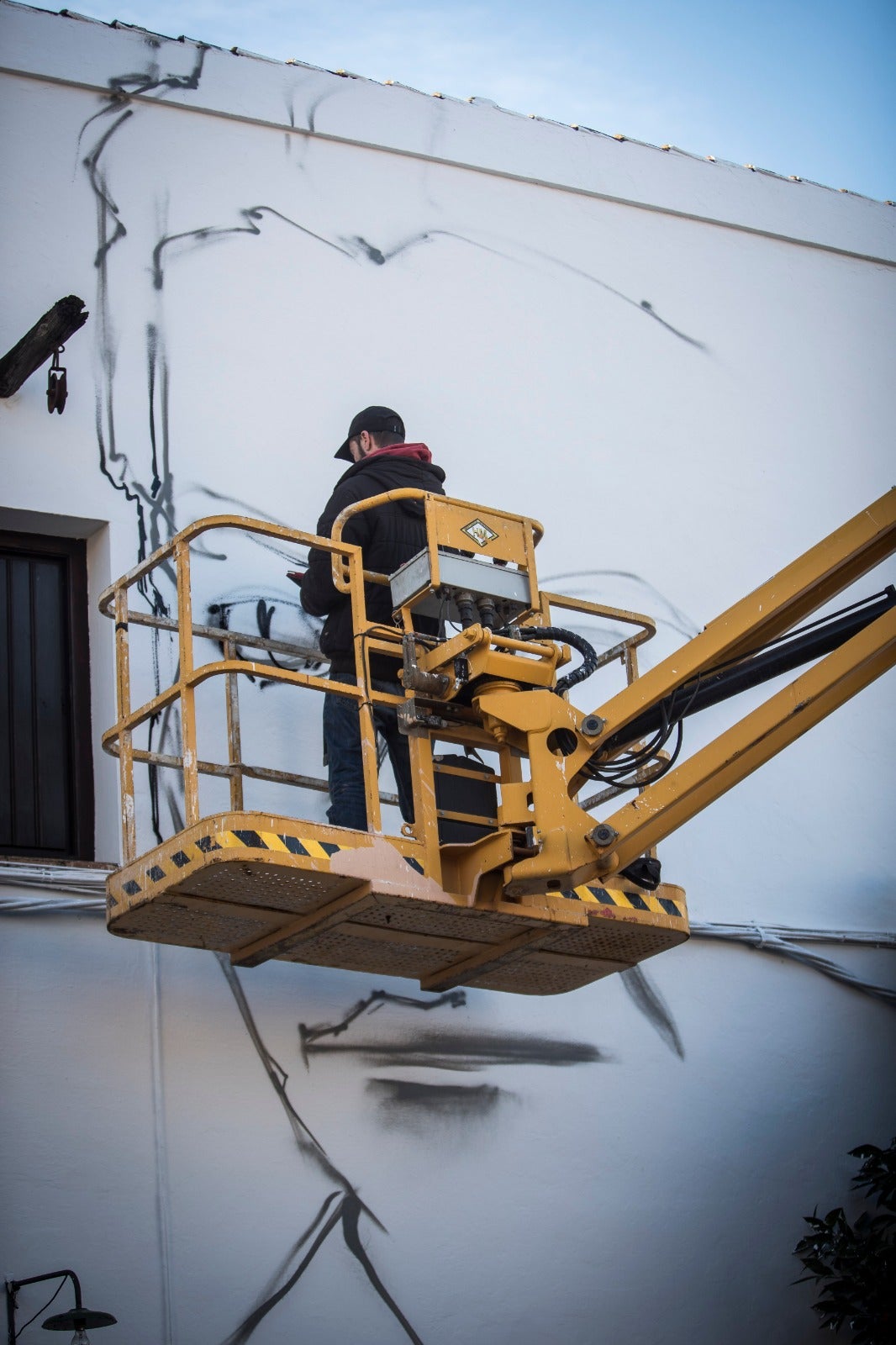 Raúl Ruiz, El Niño de las Pinturas, realiza su grafiti en la casa natal de Lorca