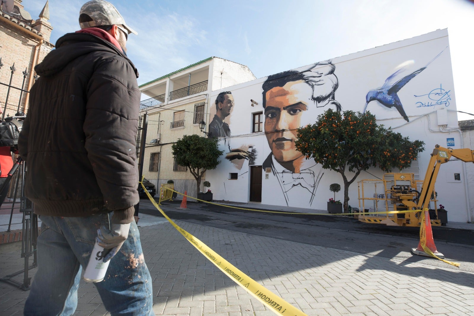 Raúl Ruiz, El Niño de las Pinturas, realiza su grafiti en la casa natal de Lorca