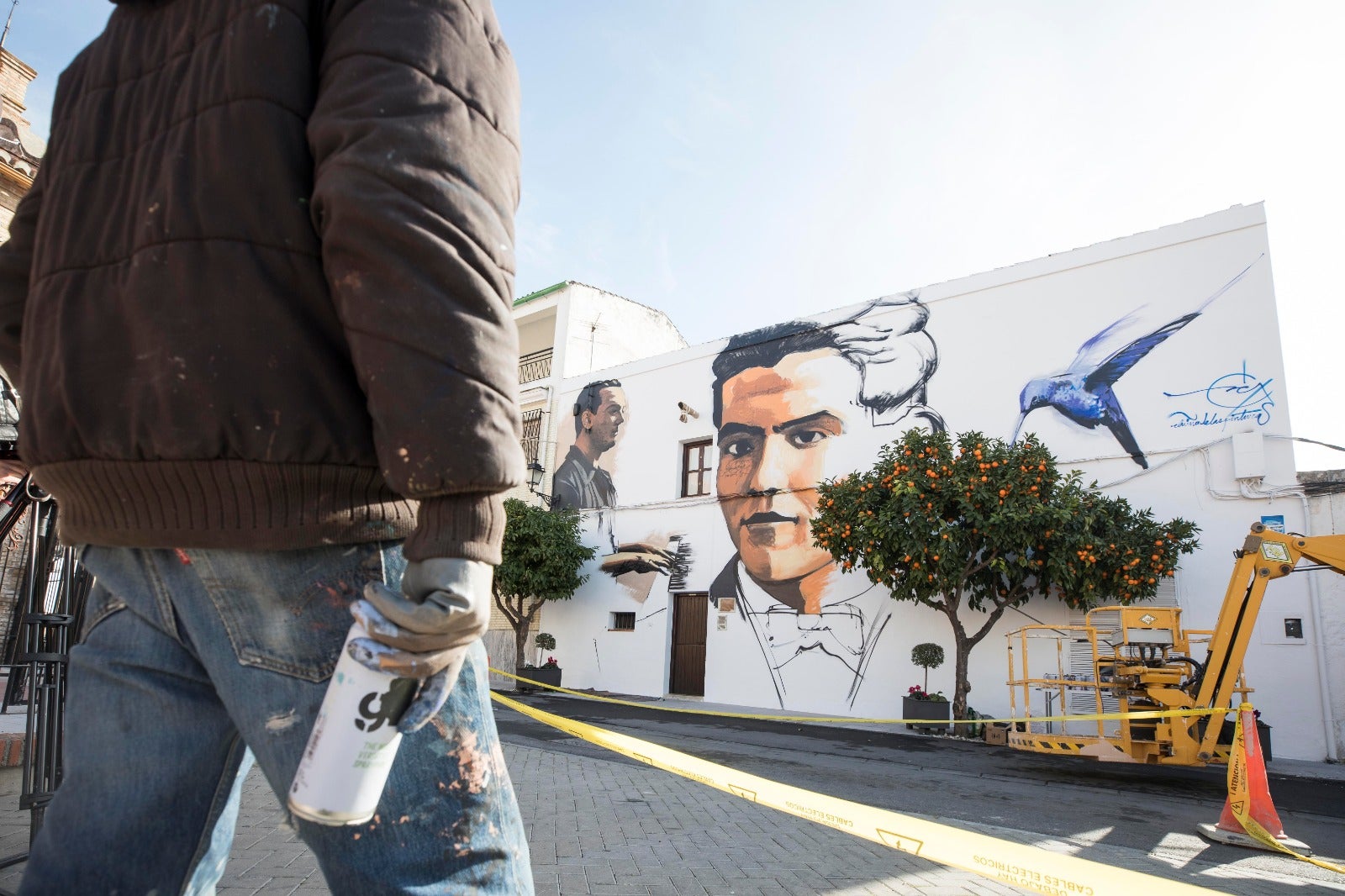 Raúl Ruiz, El Niño de las Pinturas, realiza su grafiti en la casa natal de Lorca