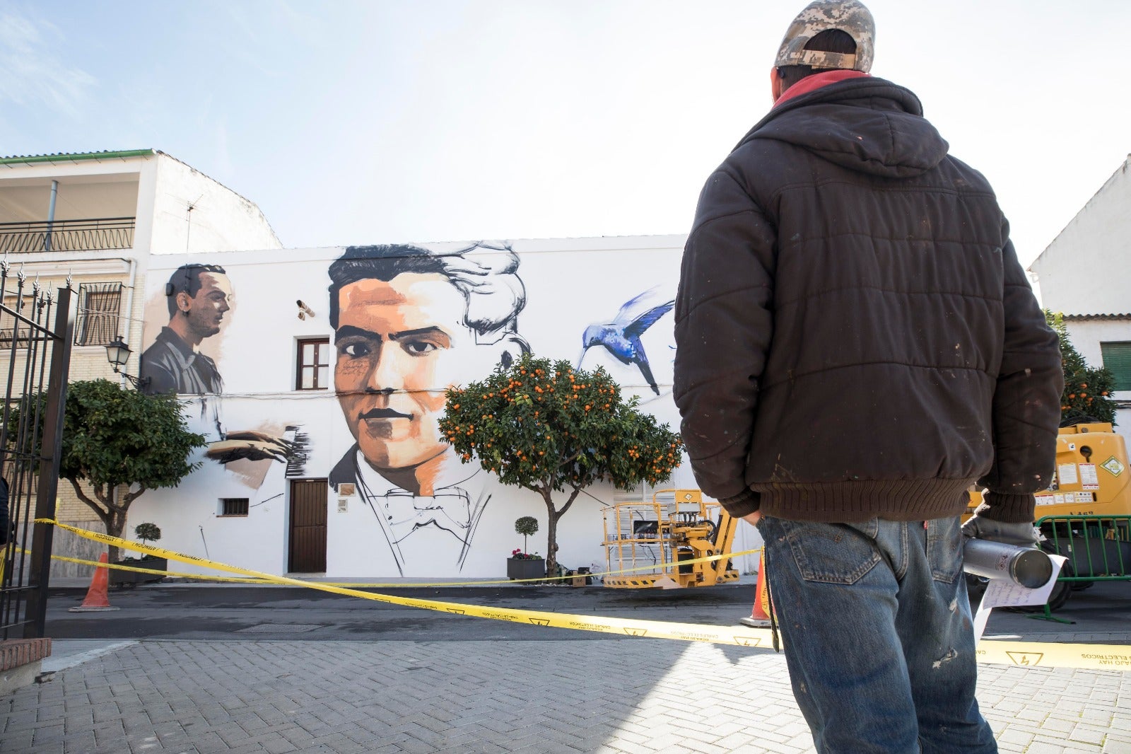 Raúl Ruiz, El Niño de las Pinturas, realiza su grafiti en la casa natal de Lorca