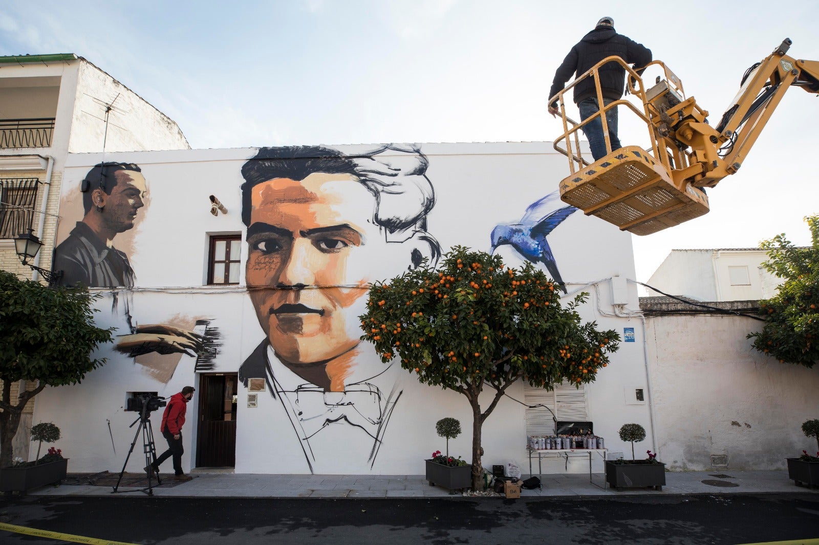 Raúl Ruiz, El Niño de las Pinturas, realiza su grafiti en la casa natal de Lorca