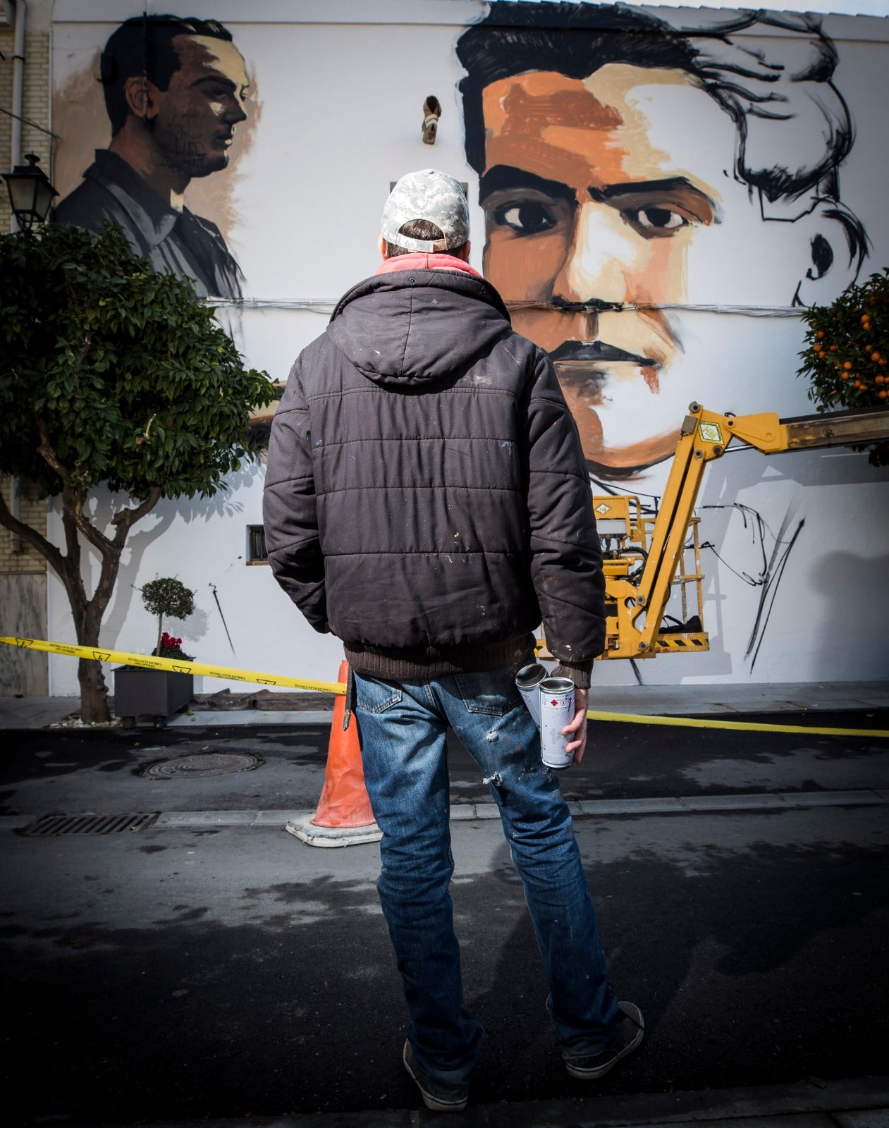 Raúl Ruiz, El Niño de las Pinturas, realiza su grafiti en la casa natal de Lorca