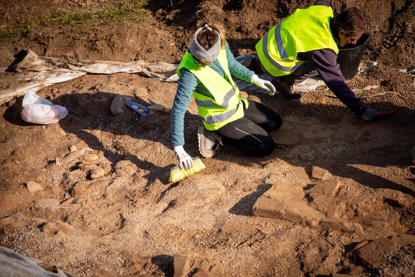 Los arqueólogos, en plena excavación en la villa romana del Zaidín