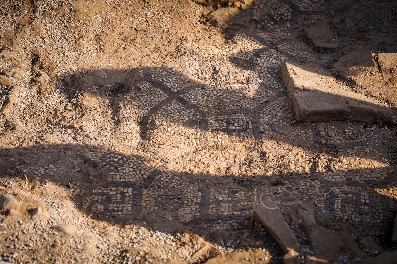 Los arqueólogos, en plena excavación en la villa romana del Zaidín