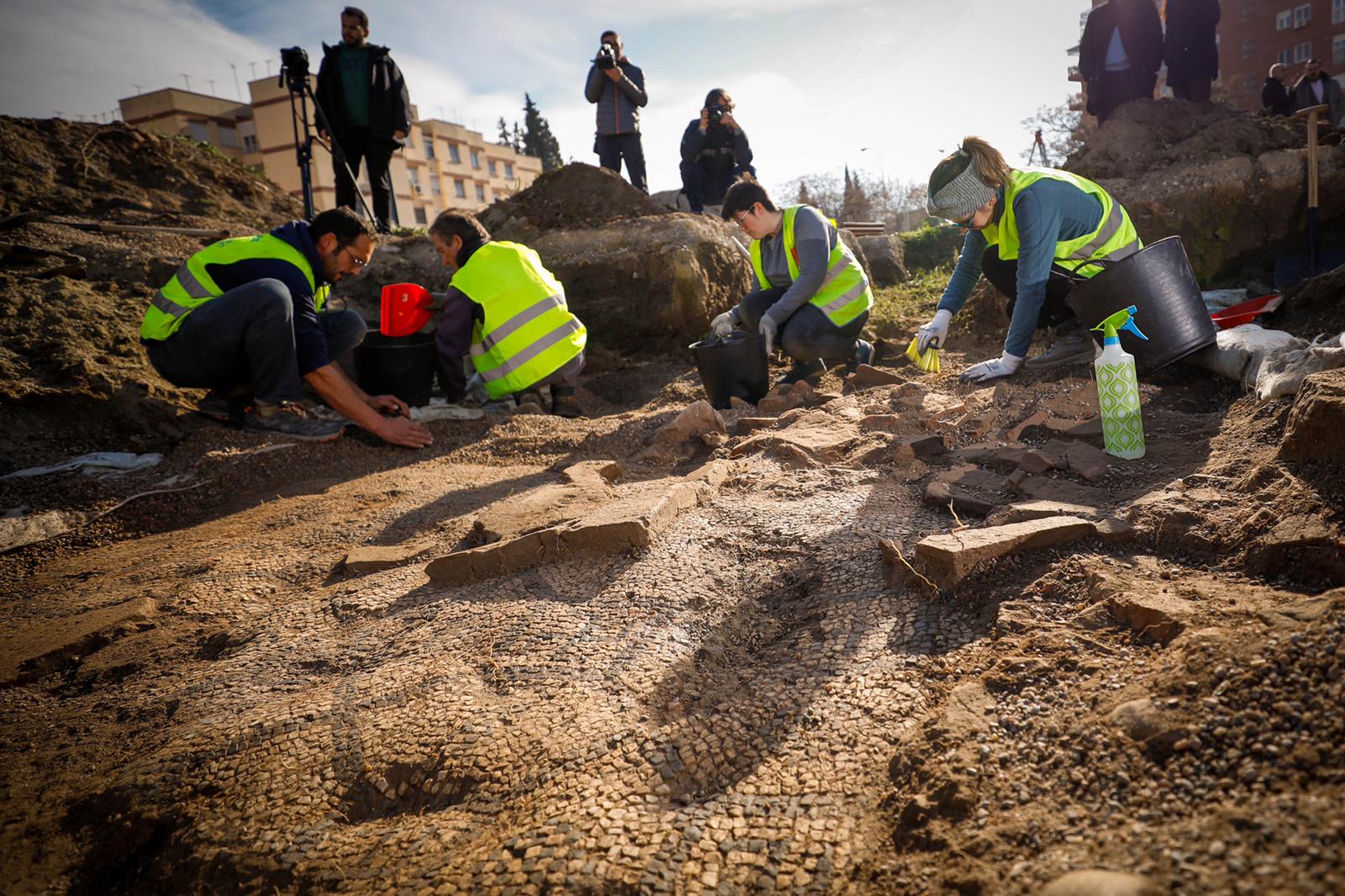Los arqueólogos, en plena excavación en la villa romana del Zaidín