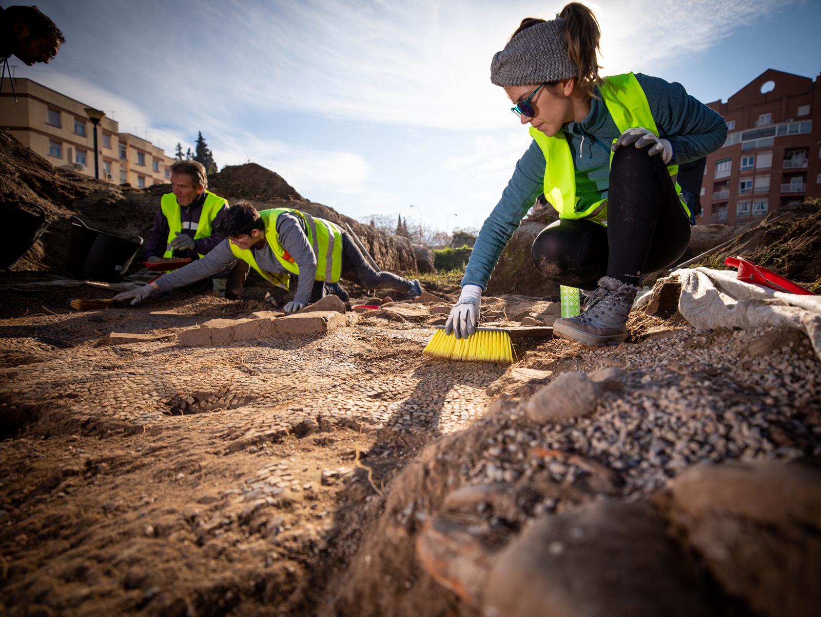 Los arqueólogos, en plena excavación en la villa romana del Zaidín