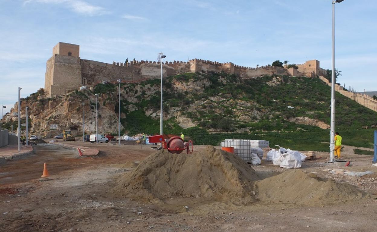 Trabajos que se están ejecutando en la conexión viaria entre las calles Pósito y Almanzor, en el entorno de la Alcazaba.