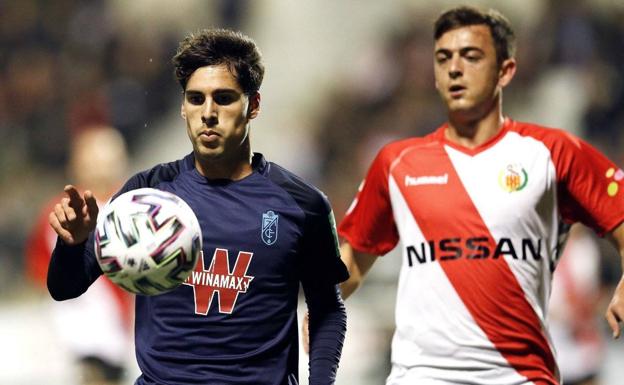 Mario jugó su primer partido con el Granada en Hospitalet. 