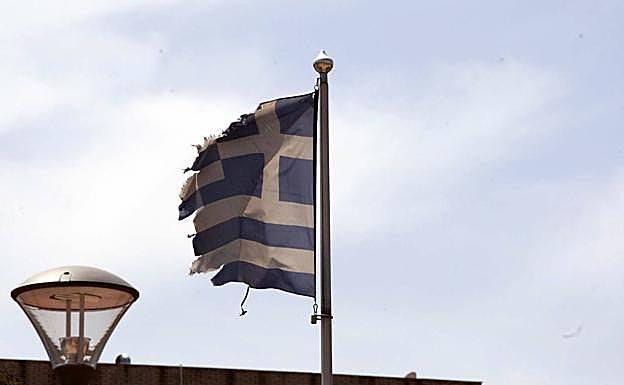 Imagen principal - Las banderas presentan con el tiempo un estado deplorable. En el medio, el entonces alcalde, Torres Hurtado, el día de la inauguración del Paseo de Europa.