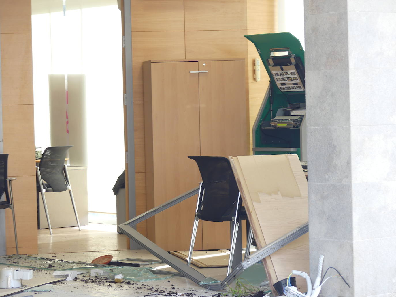 La sucursal de Caja Rural de Dehesas de Guadix ha quedado destrozada tras el atraco