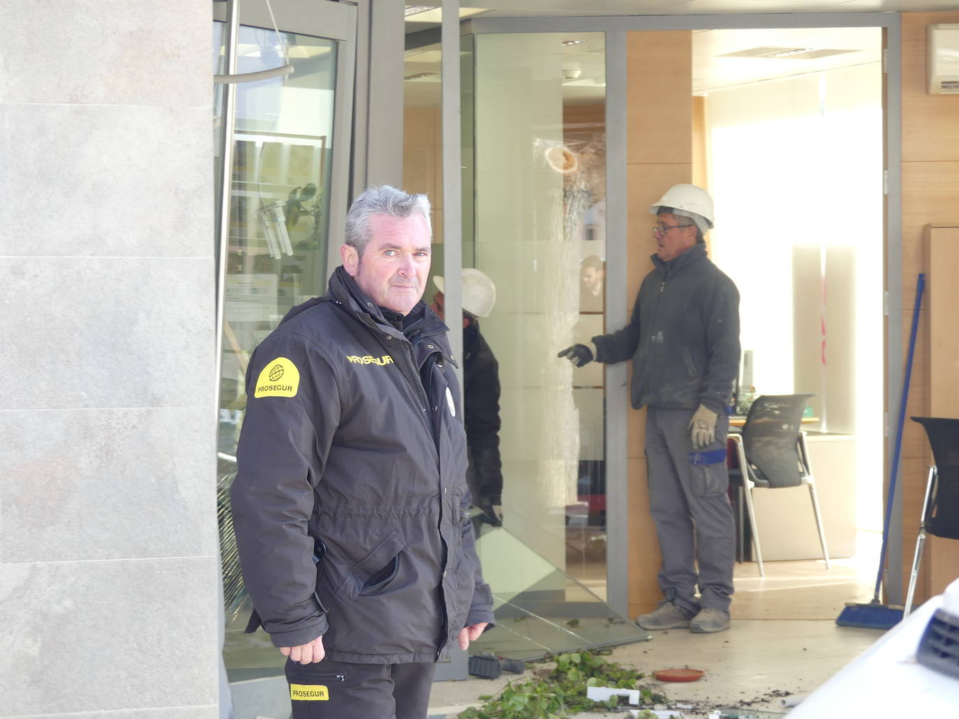 La sucursal de Caja Rural de Dehesas de Guadix ha quedado destrozada tras el atraco