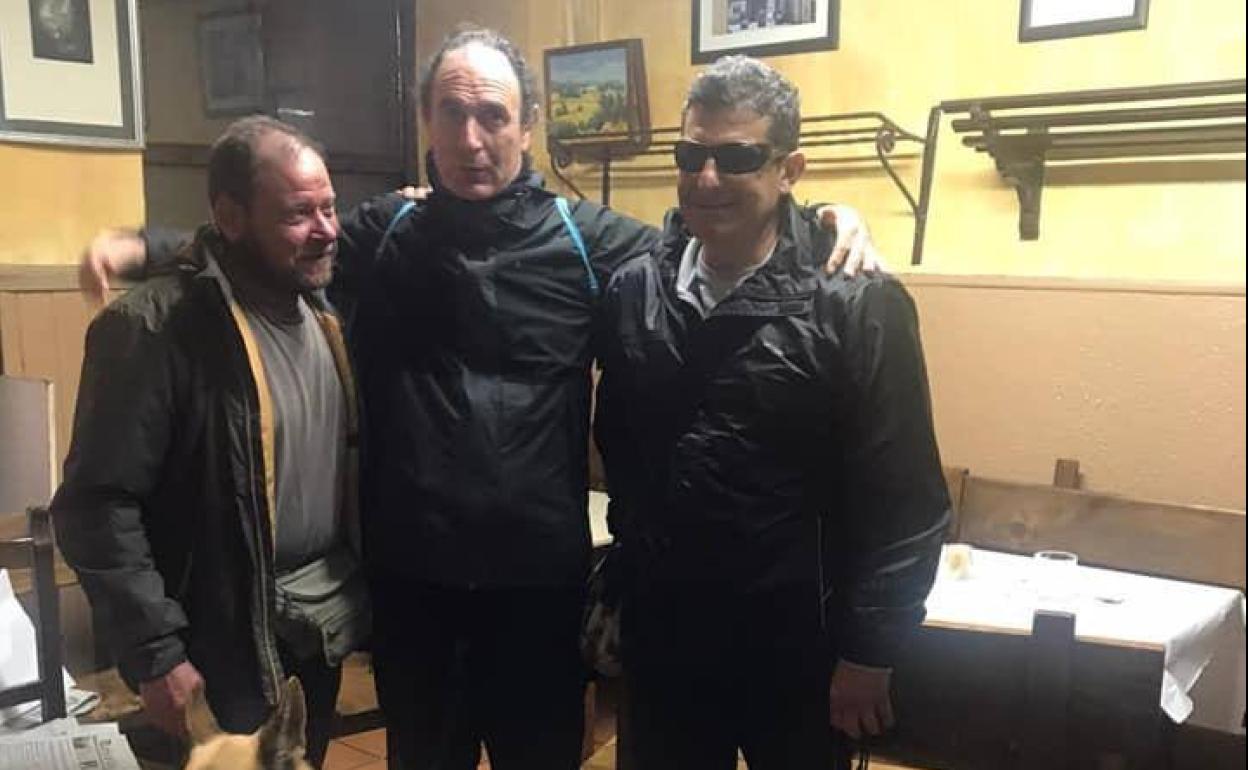 Los tres peregrinos, durante el Camino de Santiago.
