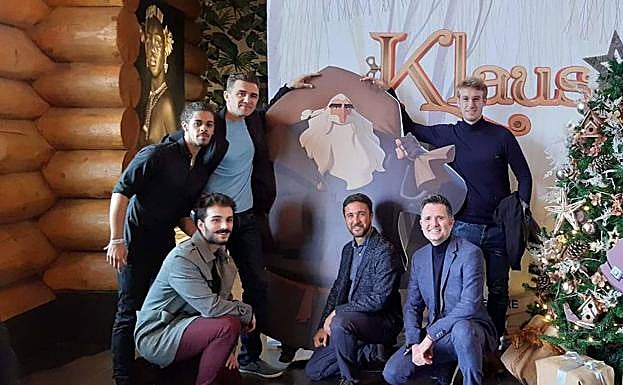 Jorge (abajo a la izquierda), con el equipo de animadores del personaje de Klaus