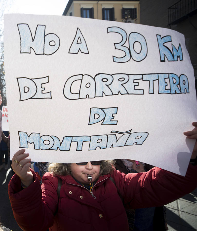 Cientos de personas se han manifestado contra los cambios en los colegios rurales