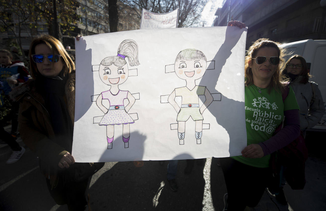 Cientos de personas se han manifestado contra los cambios en los colegios rurales