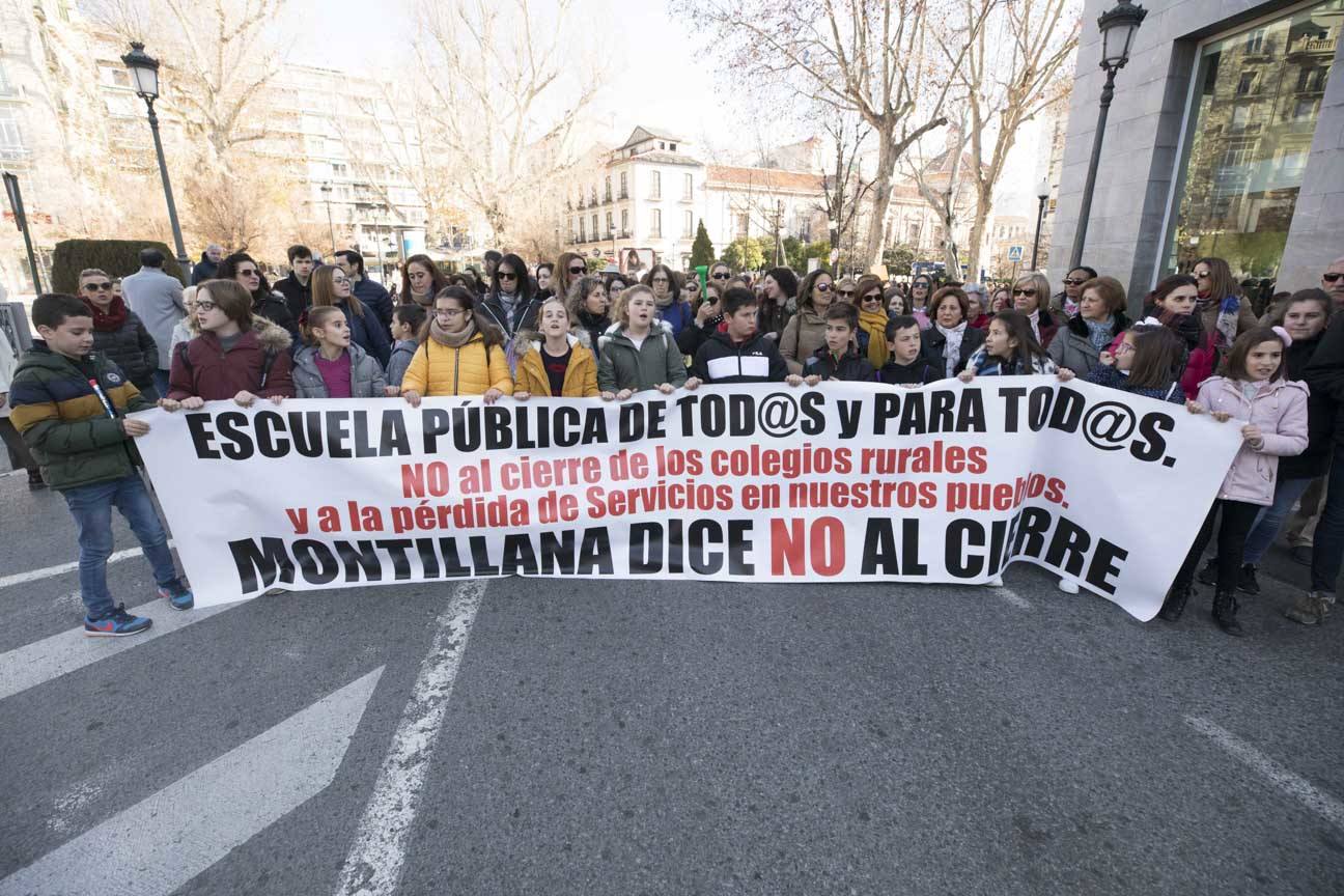 Cientos de personas se han manifestado contra los cambios en los colegios rurales