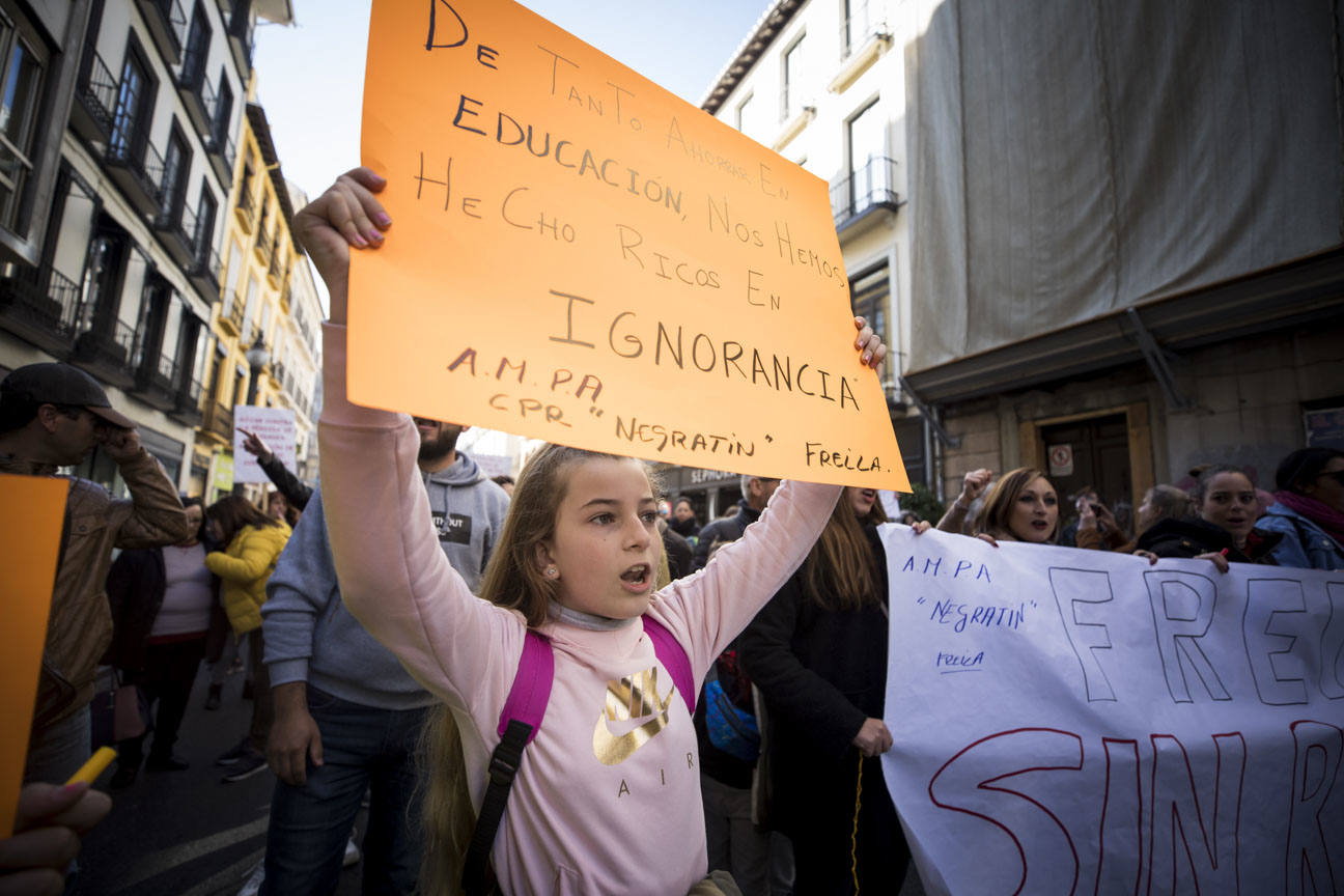 Cientos de personas se han manifestado contra los cambios en los colegios rurales