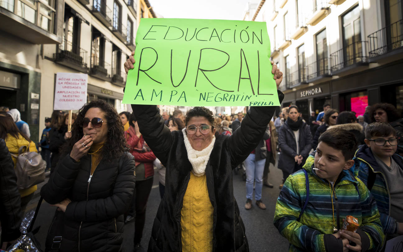 Cientos de personas se han manifestado contra los cambios en los colegios rurales