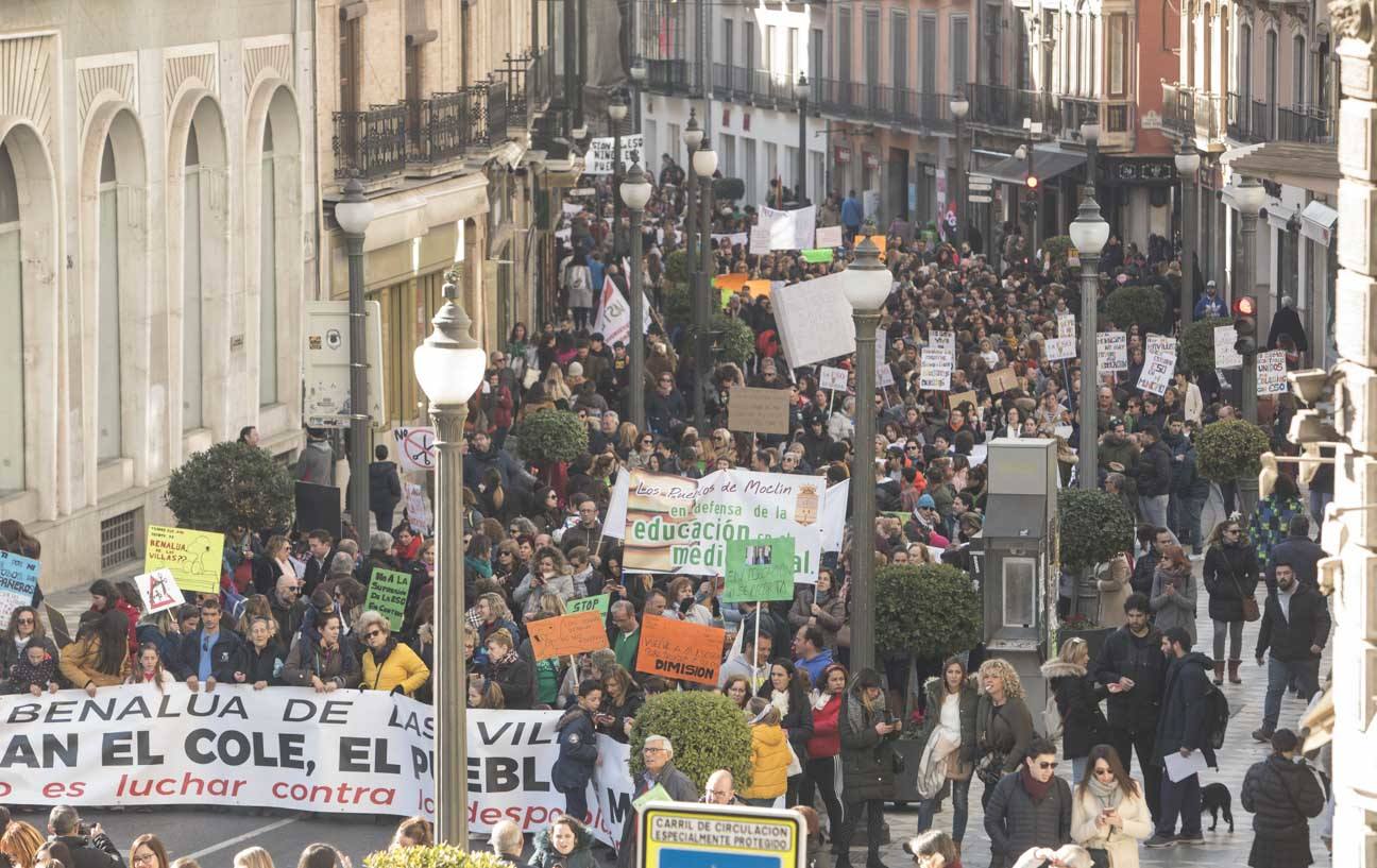 Cientos de personas se han manifestado contra los cambios en los colegios rurales