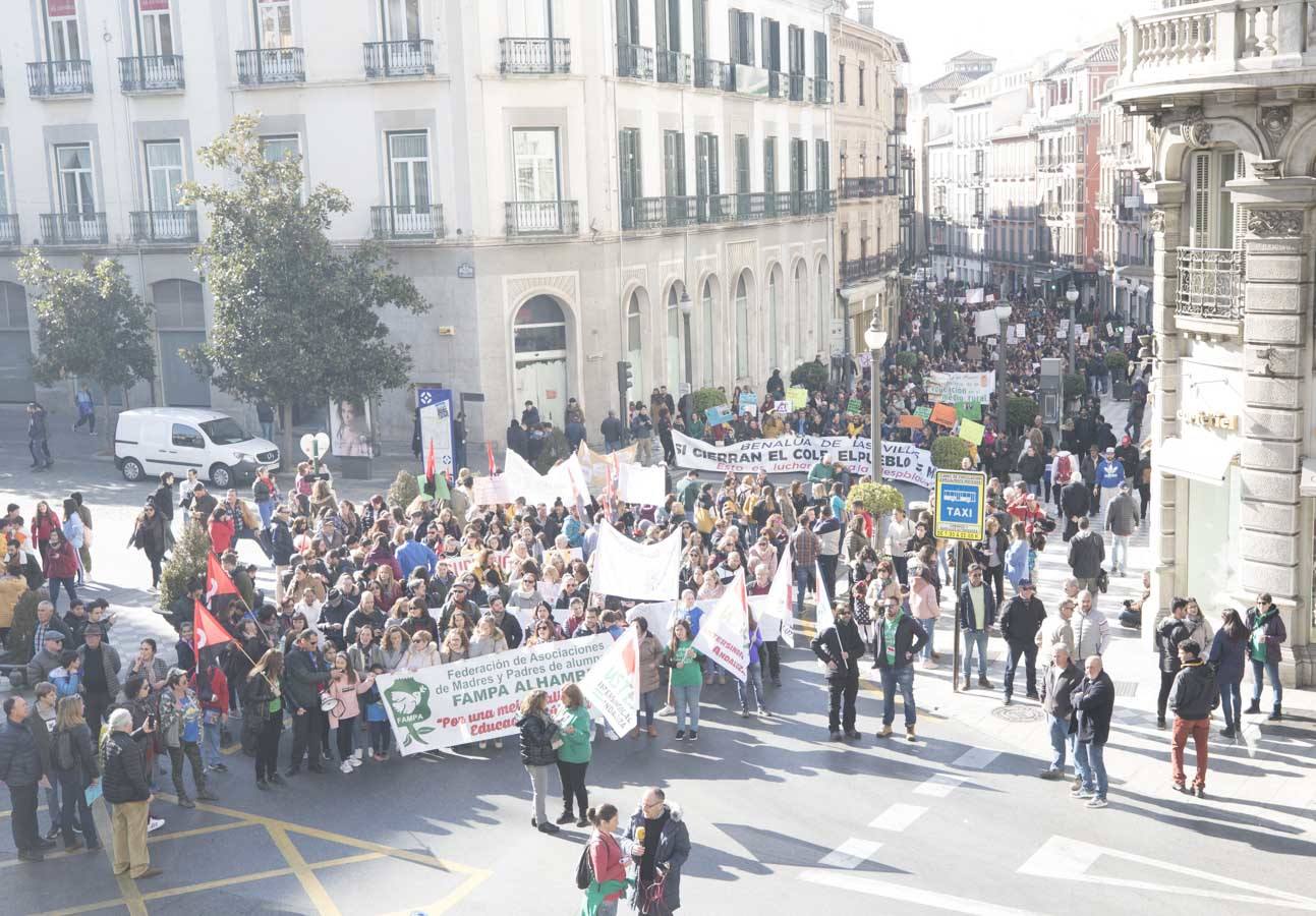 Cientos de personas se han manifestado contra los cambios en los colegios rurales