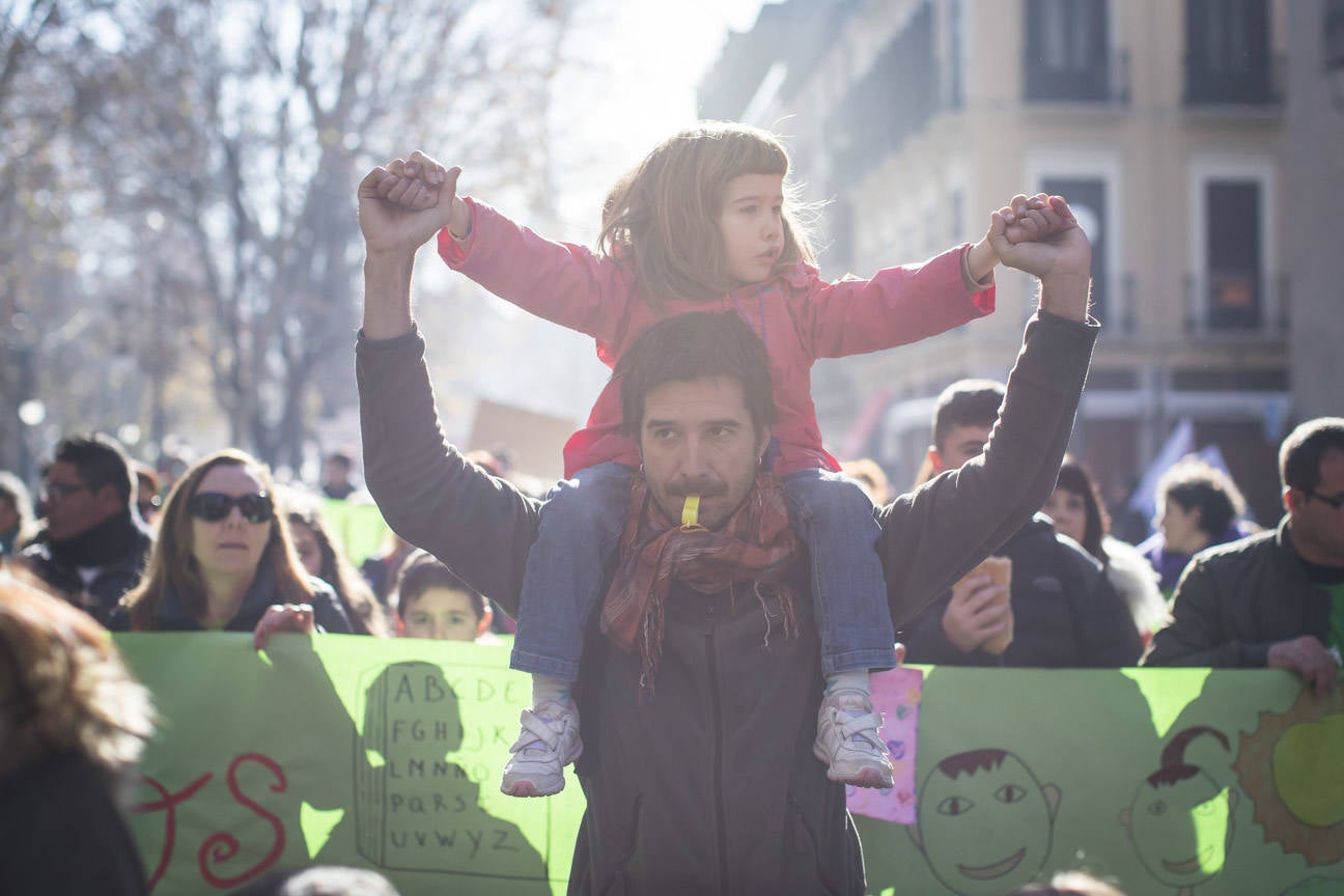 Cientos de personas se han manifestado contra los cambios en los colegios rurales