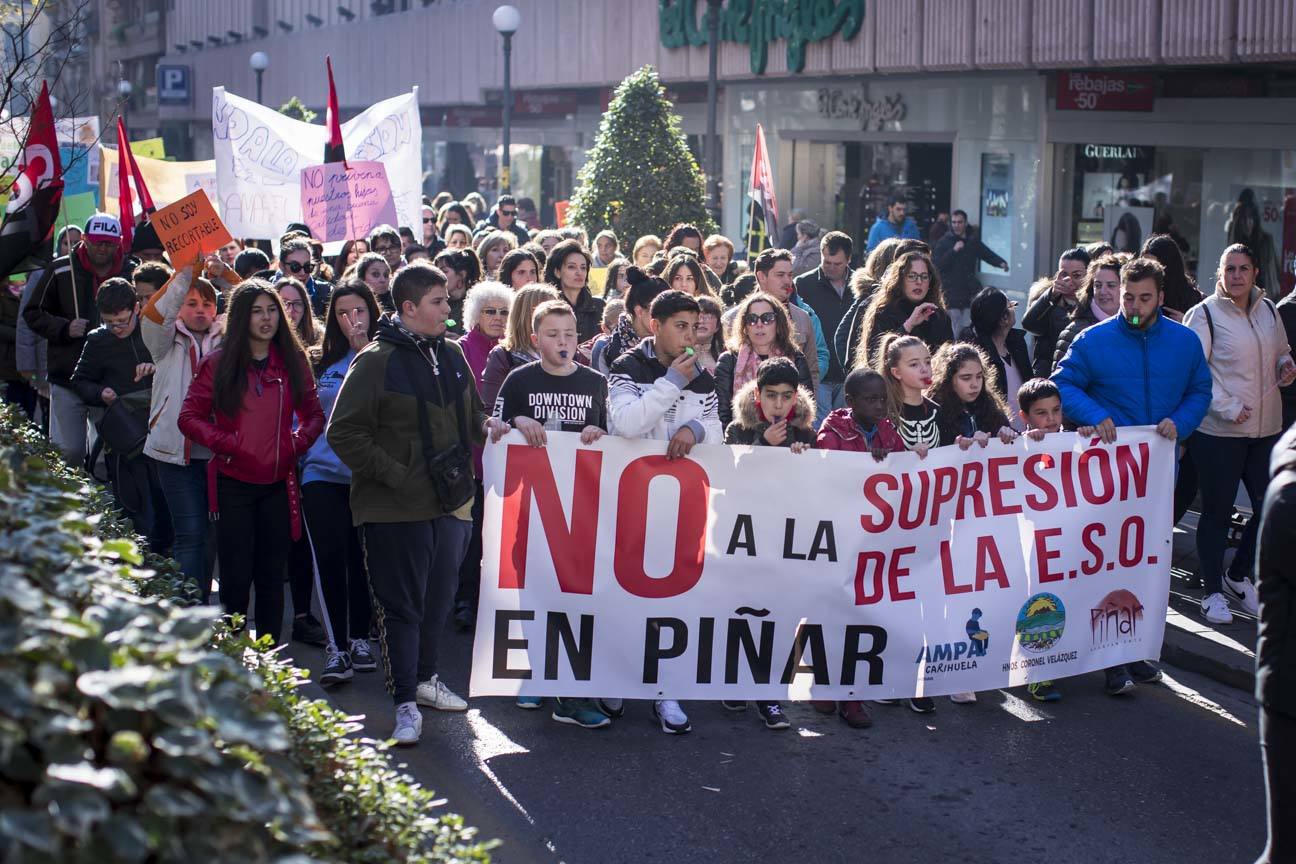 Cientos de personas se han manifestado contra los cambios en los colegios rurales