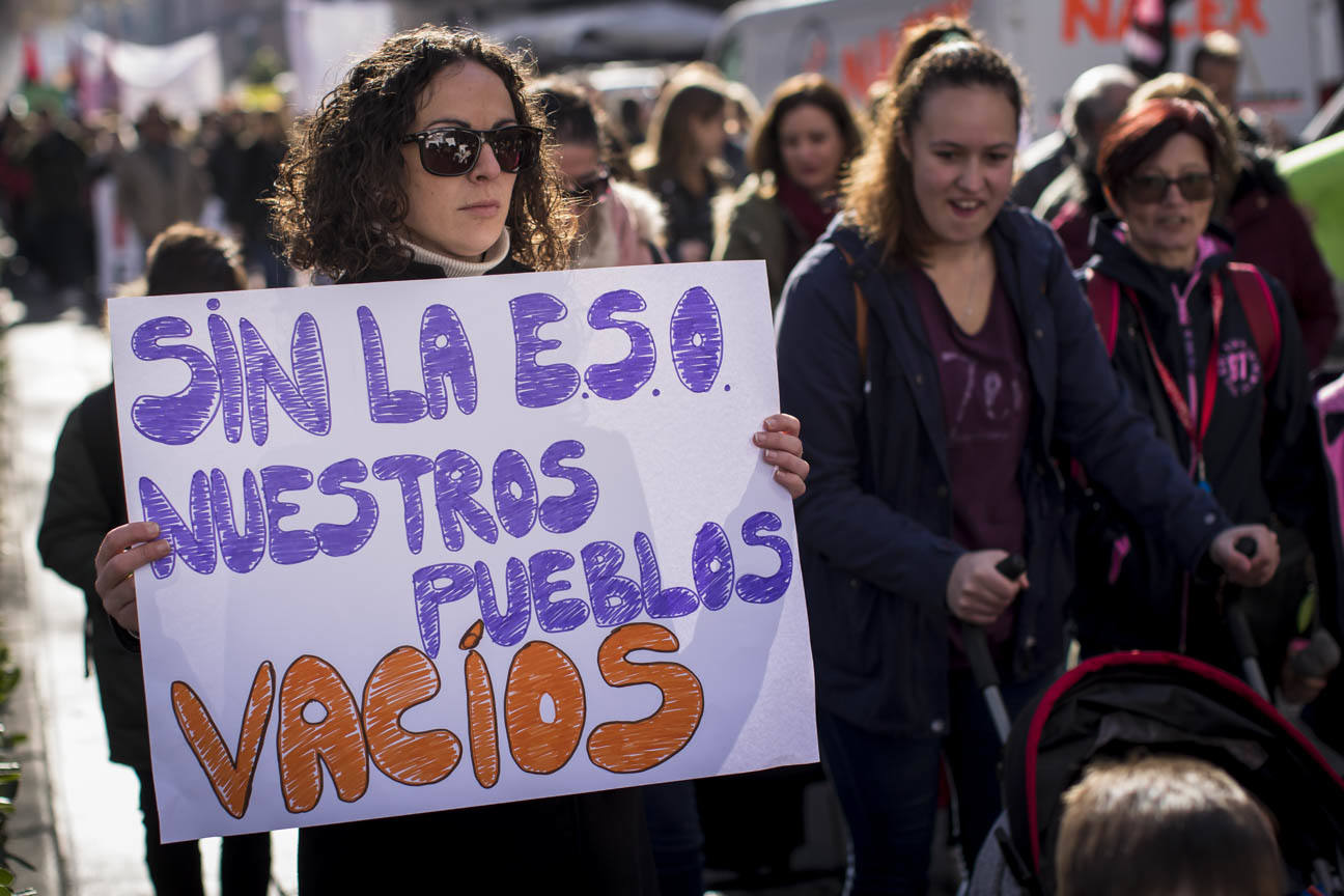 Cientos de personas se han manifestado contra los cambios en los colegios rurales