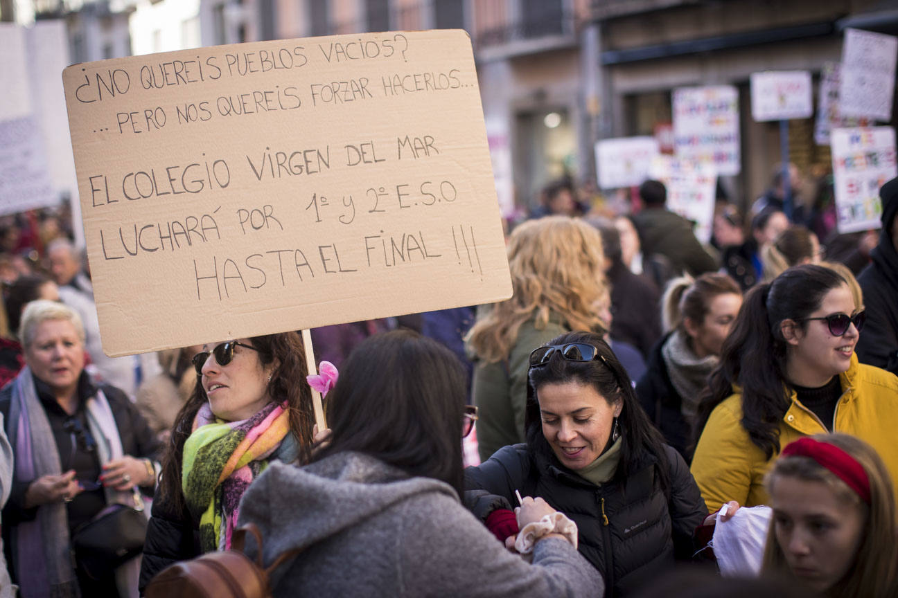 Cientos de personas se han manifestado contra los cambios en los colegios rurales