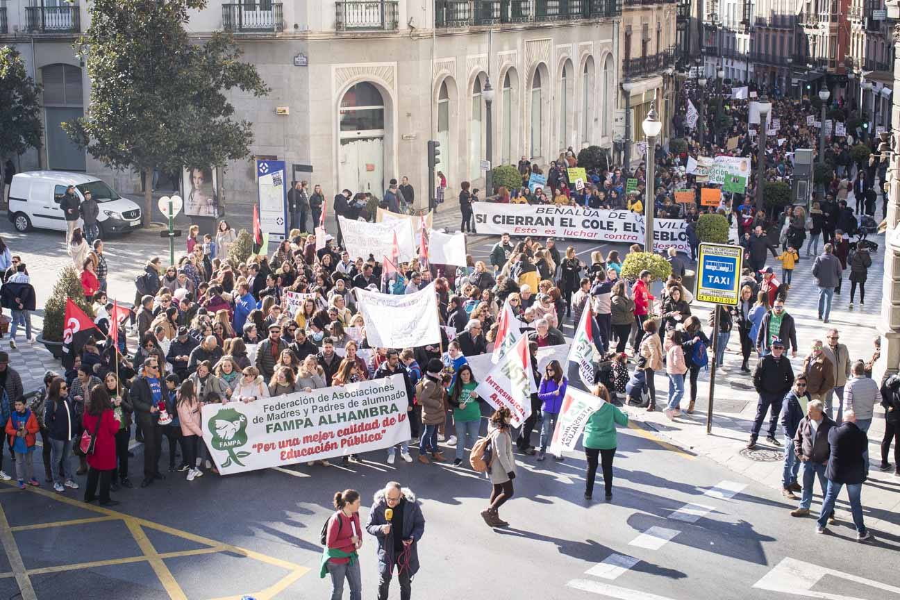 Cientos de personas se han manifestado contra los cambios en los colegios rurales