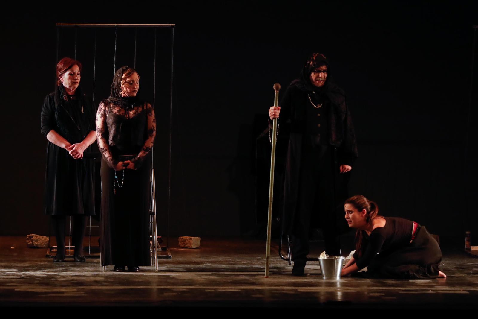 La compañía que dirige Jesús García Amezcua recrea el texto de Lorca trufado de música 