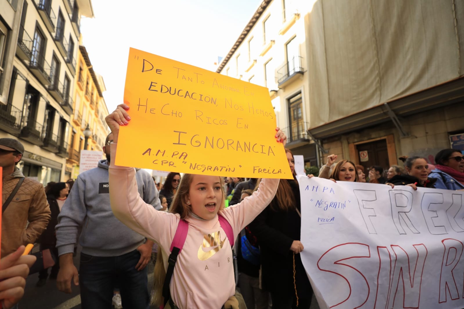 Cientos de personas se han manifestado contra los cambios en los colegios rurales