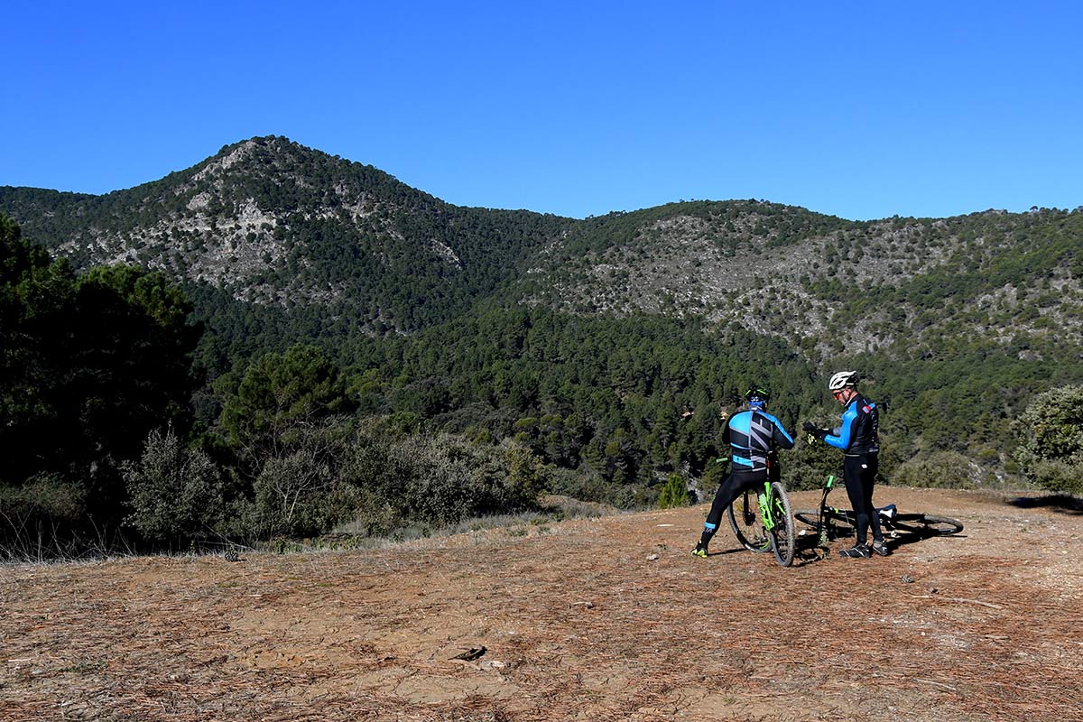 La Sierra de Huétor desde la ruta de las secuoyas gigantes de Bolones. 