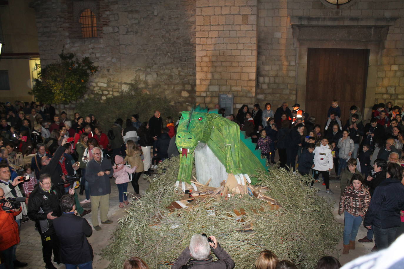 La noche del 16 de enero, la de San Antón, es siempre de tradición en Jaén, pero este año, lo ha sido un poco más, ya que hubo nueve lumbres, además de la oficial