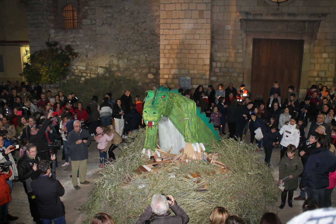 La noche del 16 de enero, la de San Antón, es siempre de tradición en Jaén, pero este año, lo ha sido un poco más, ya que hubo nueve lumbres, además de la oficial