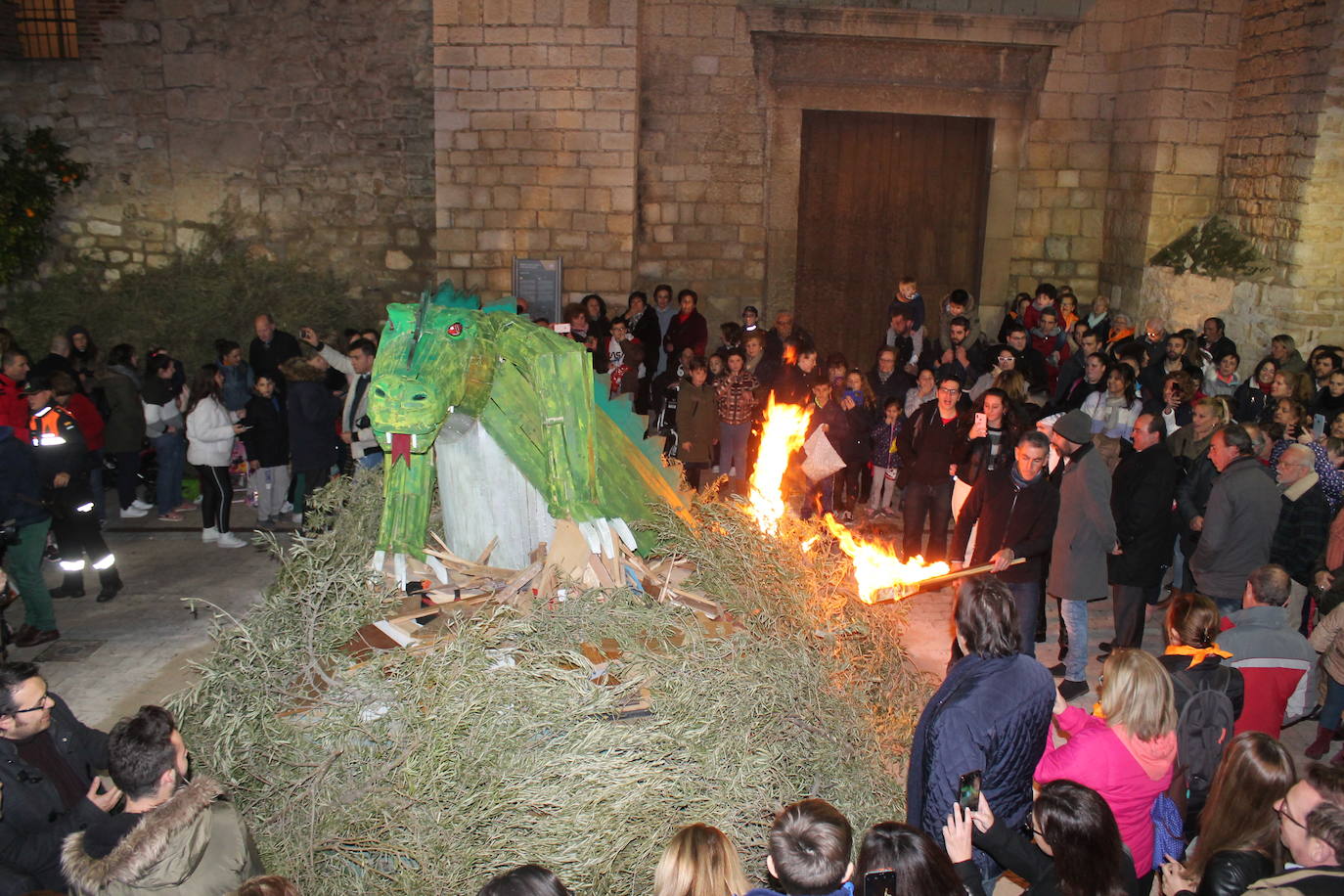 La noche del 16 de enero, la de San Antón, es siempre de tradición en Jaén, pero este año, lo ha sido un poco más, ya que hubo nueve lumbres, además de la oficial
